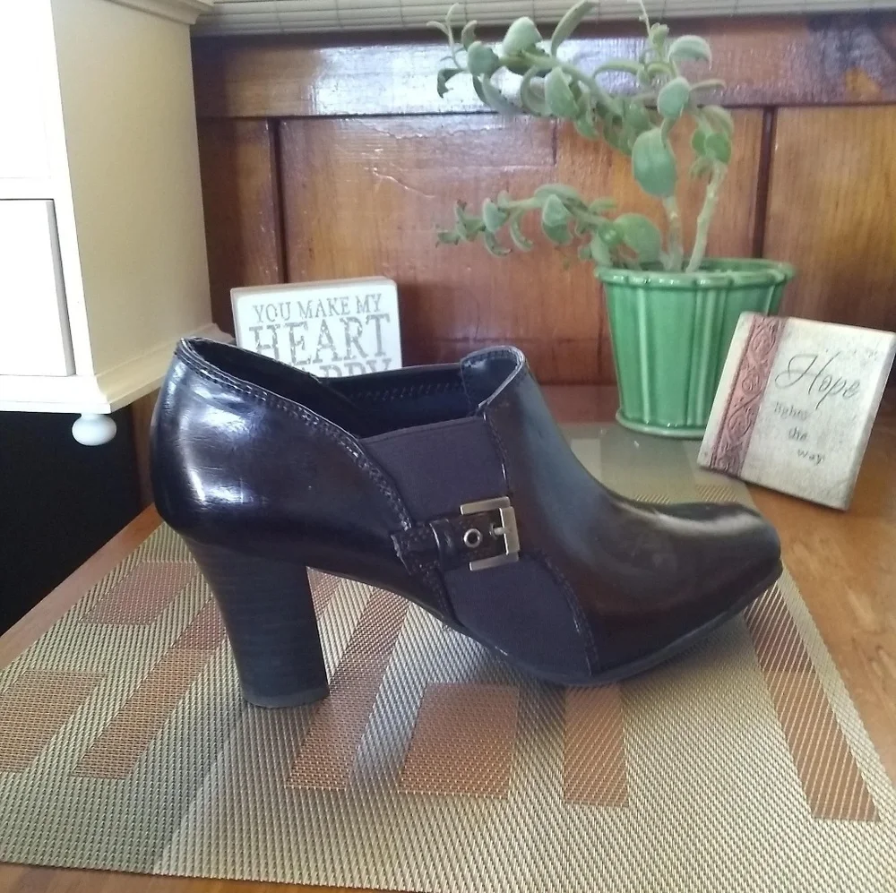 Nickels Faux Leather Square Toe Ankle Booties w/ Buckle Size 9